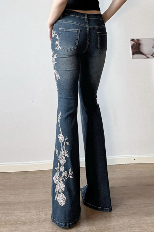 Jeans Vintage Bootcut com Bordado de Rosa em Degradê