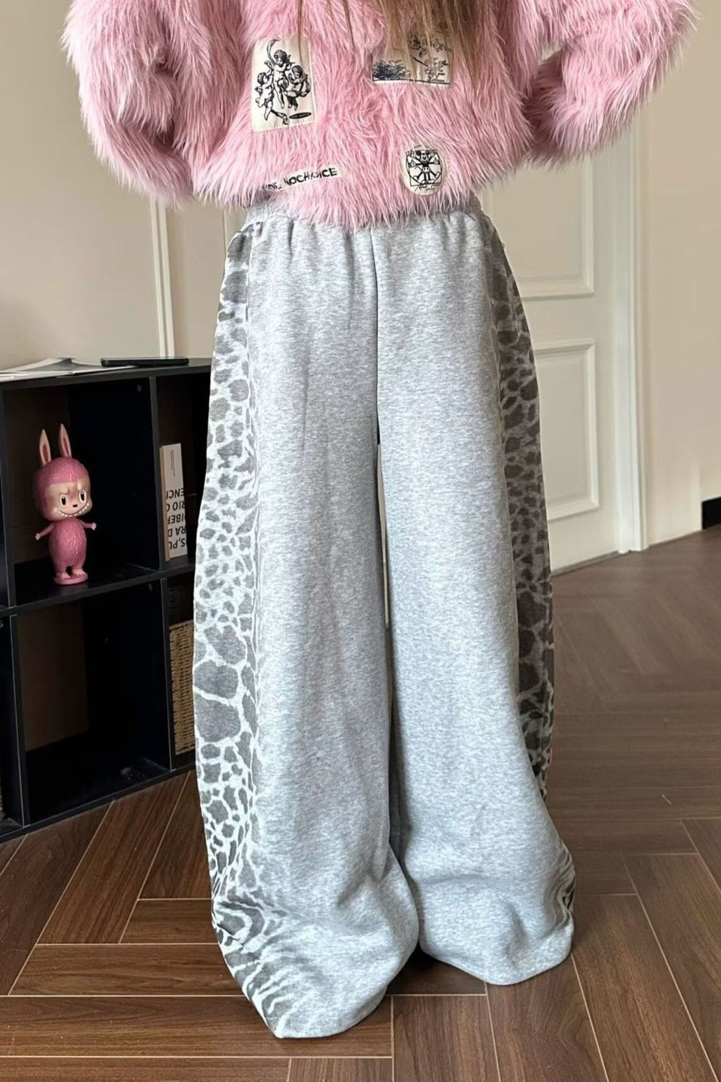 Volné kalhoty s výšivkou dopisů a leopardím vzorem ve stylu retro