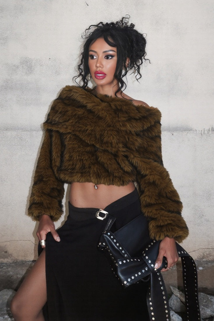 Schicker einfarbiger pelziger dicker schulterfreier Mantel