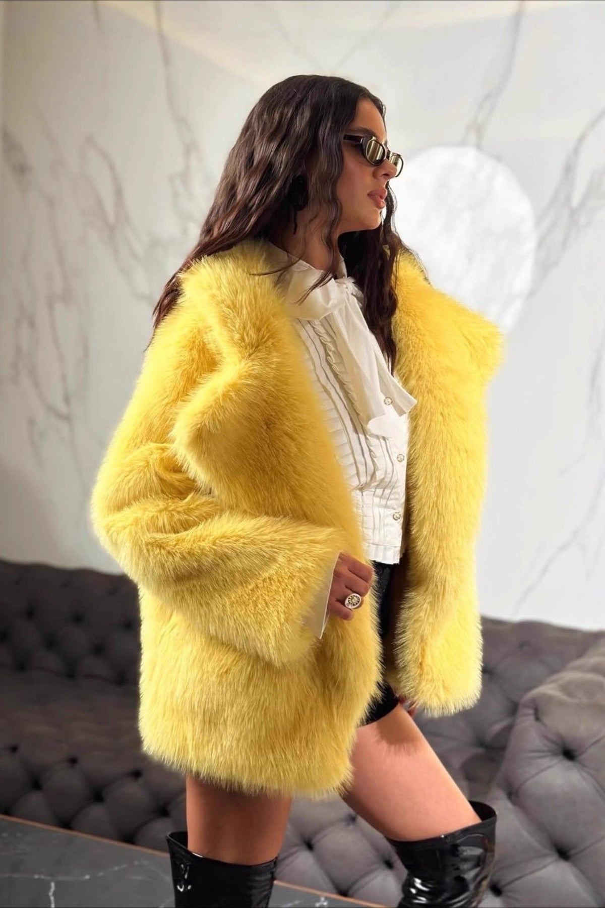 Abrigo abierto de piel sintética amarilla
