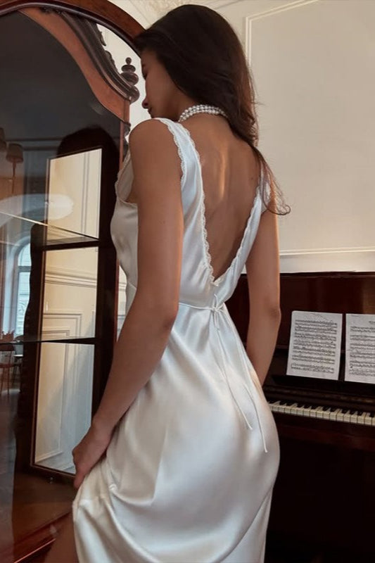 Midi-Kleid mit V-Ausschnitt, rückenfrei, aus Satin mit Spitzenbesatz und Taillierung