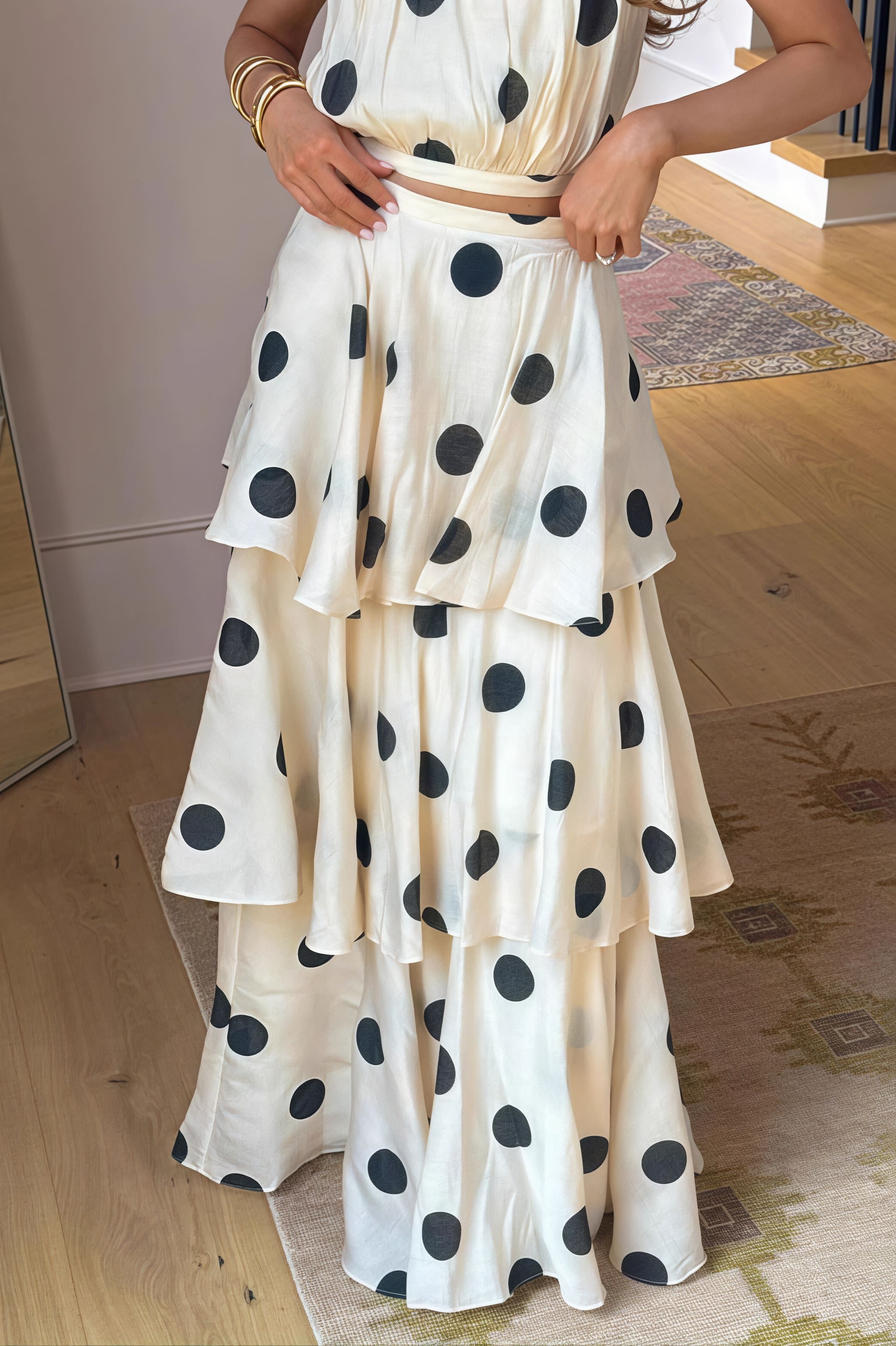 Completo con top senza maniche a pois e gonna a balze