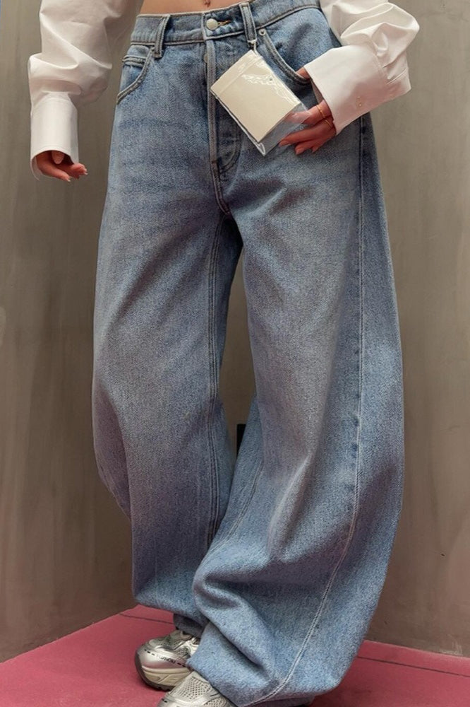 Jeans sueltos de largo hasta el suelo con pierna curva y letras en relieve lavadas