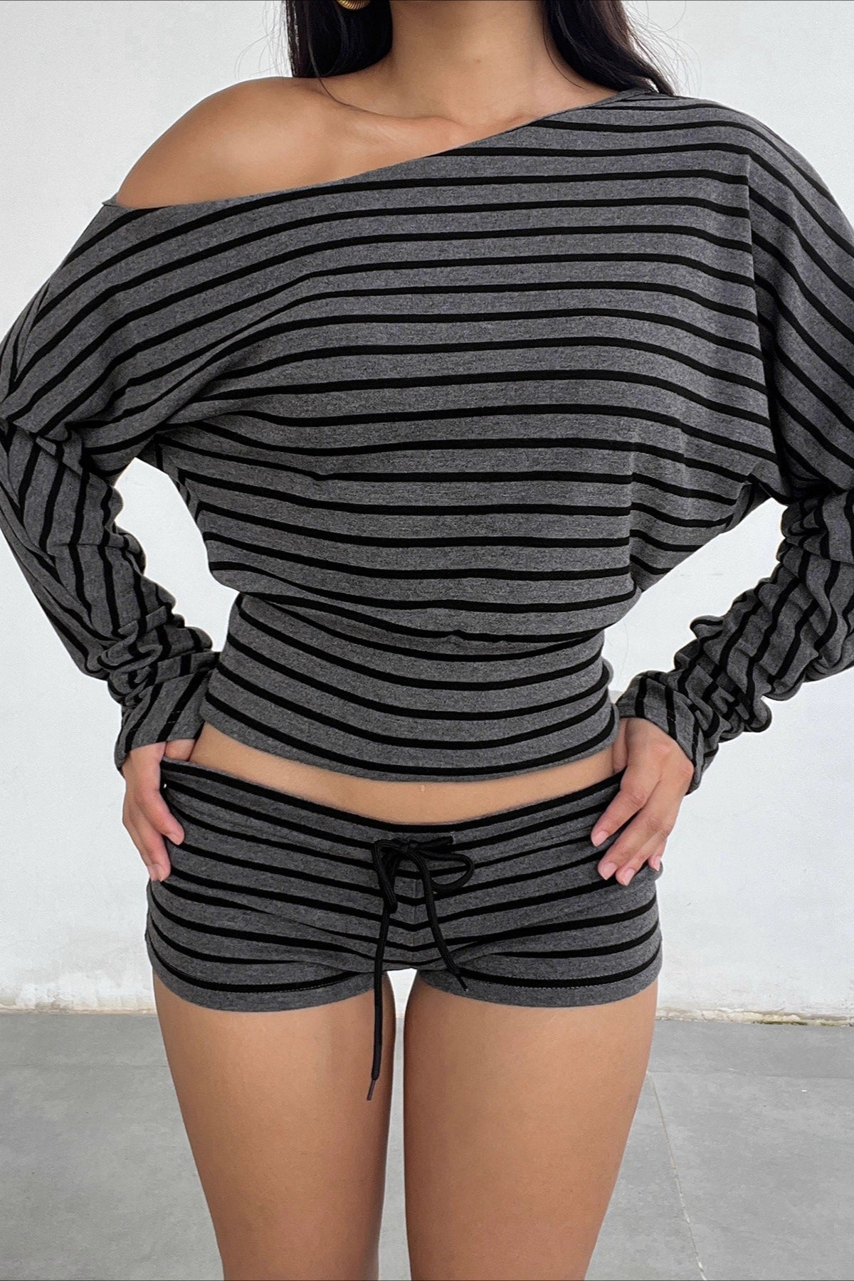 Ensemble deux pièces à rayures avec épaule asymétrique