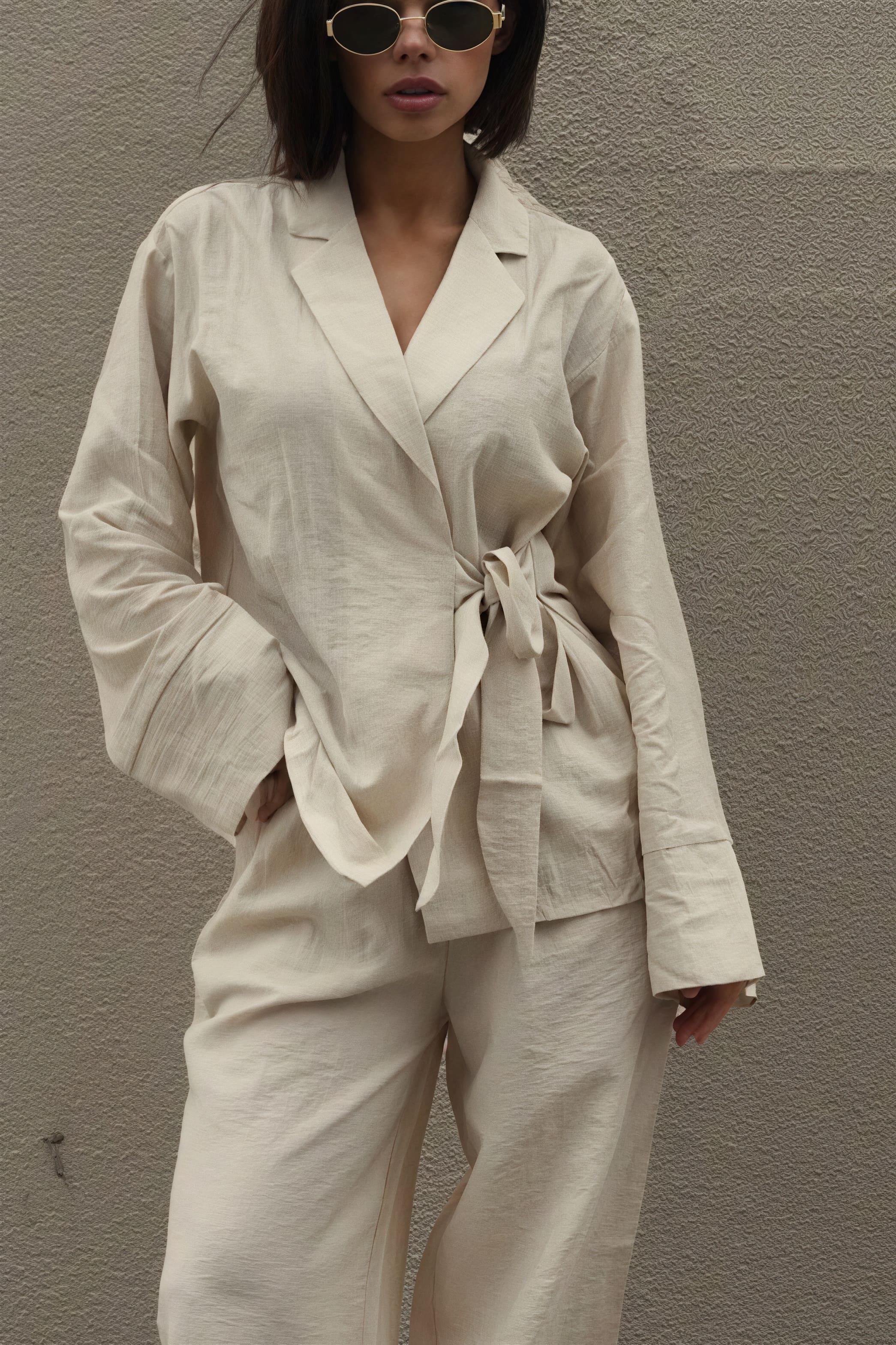 Completo due pezzi con cardigan annodato davanti e pantaloni larghi