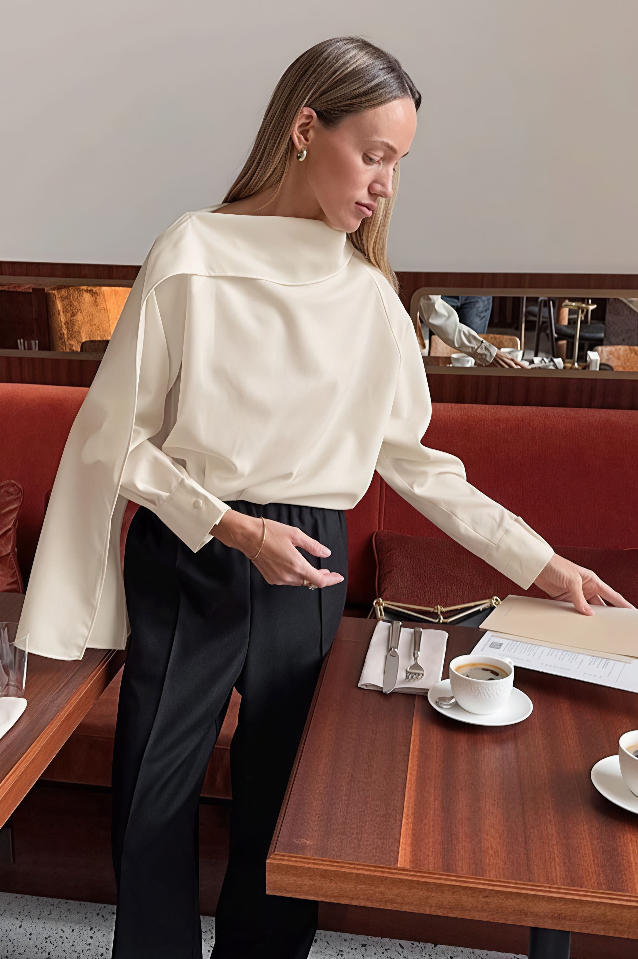 Schicke Bluse mit Krawatten-Detail in Aprikosenfarbe und langen Ärmeln