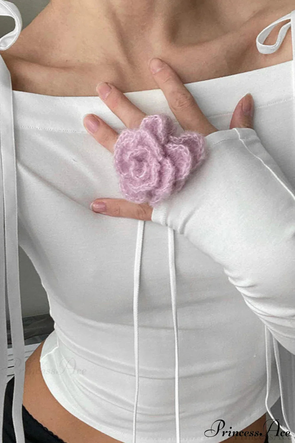 Top corto con hombros descubiertos, espalda al aire, manga larga y cinturón de lazo