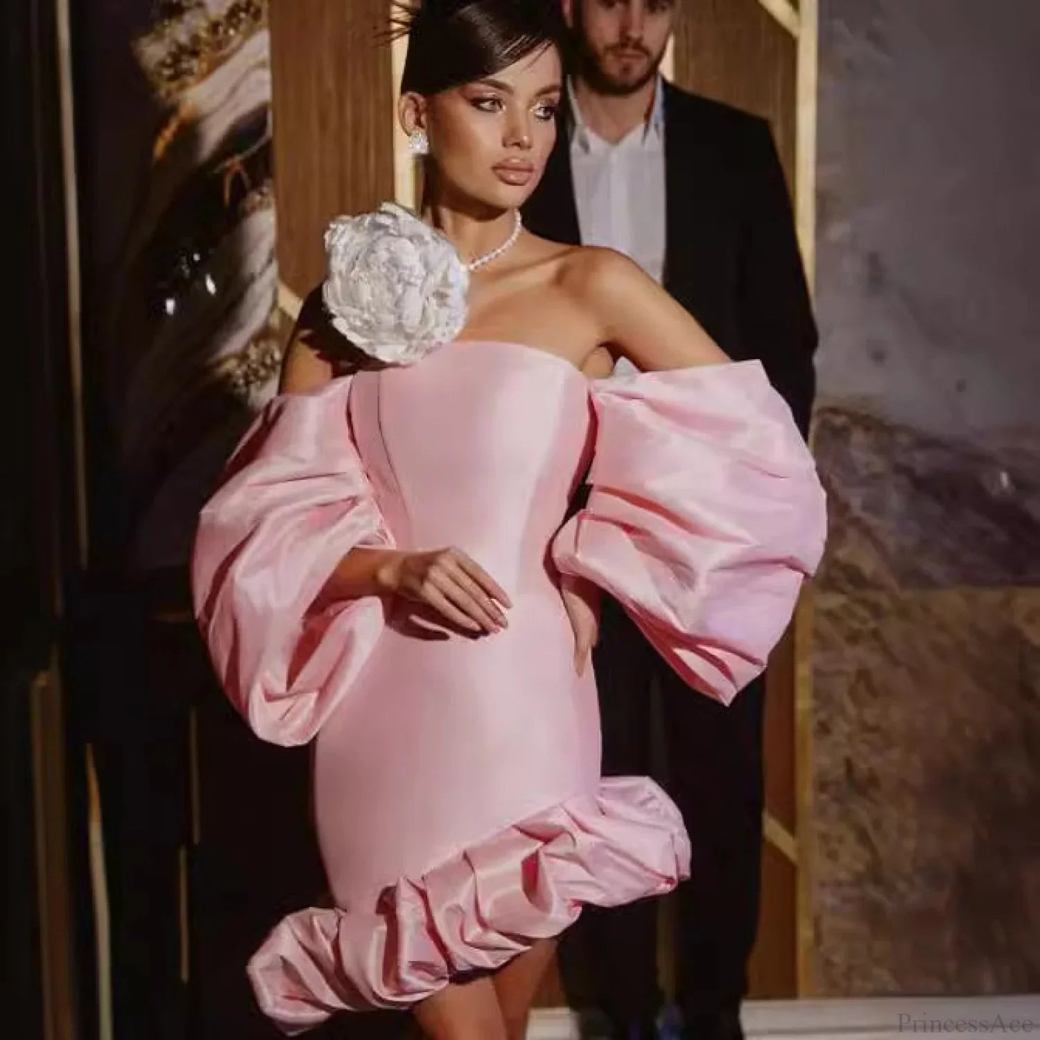 Vestido corto de fiesta con corsé, cintura alta y mangas farol