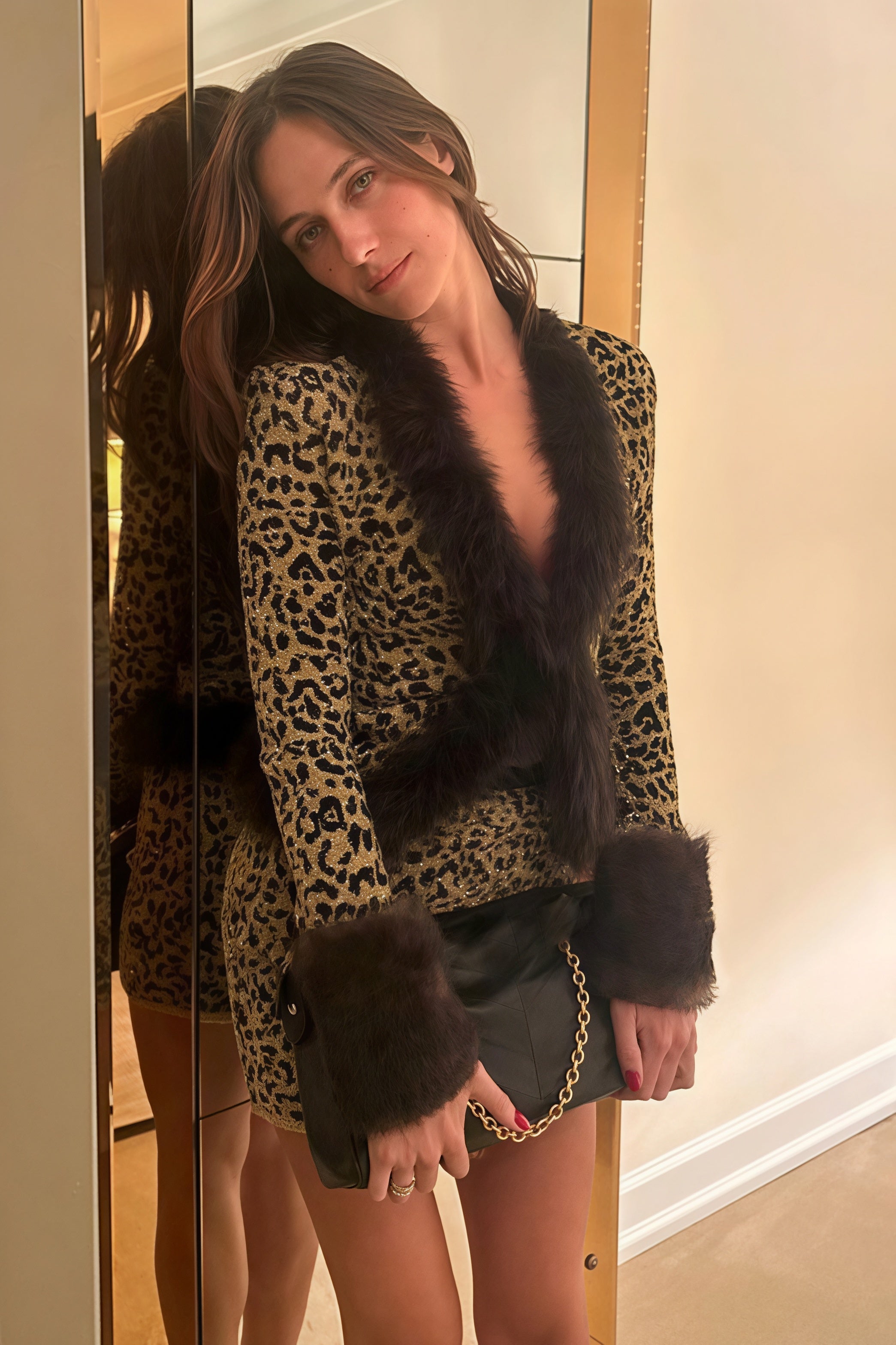 Zweiteiliger Anzug mit Leopardenmuster, glänzendem Pelzkragen und Flickeneinsatz