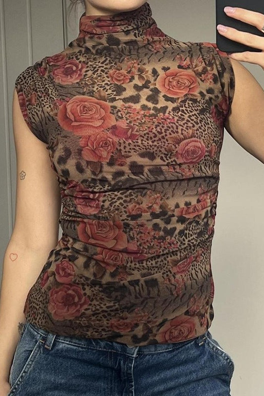 Halenka s vysokým límcem a kontrastním potiskem