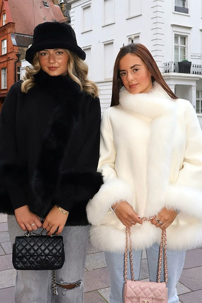 Eleganter Umhangmantel mit Pelzkragen und Einsätzen