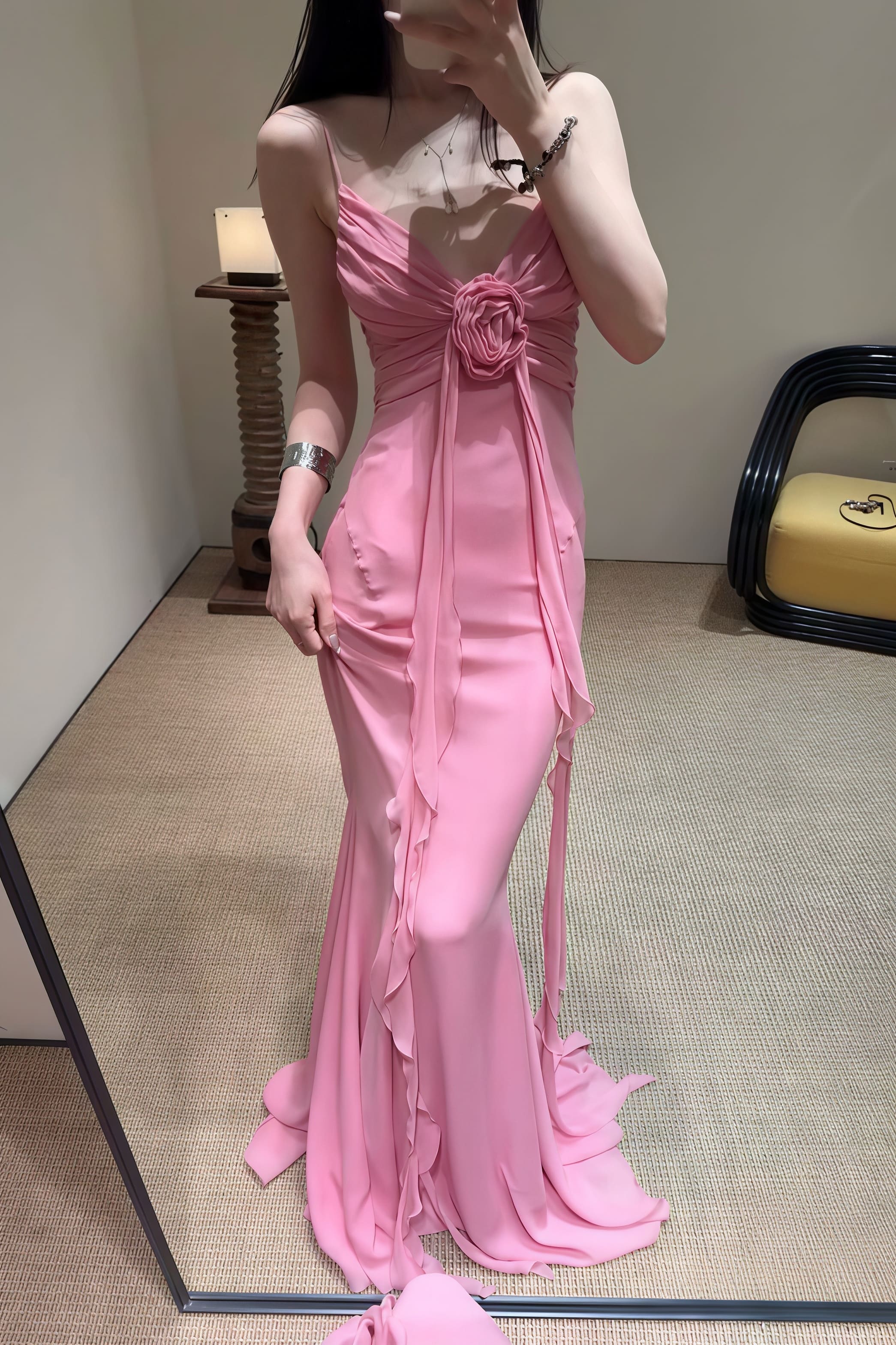 3D-Rosen fließendes Maxikleid mit Spaghettiträgern und rückenfrei