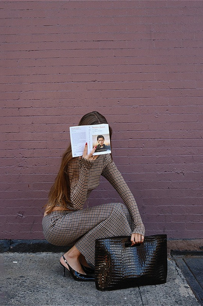 Conjunto elegante de dos piezas ajustado y ordenado con cuadros