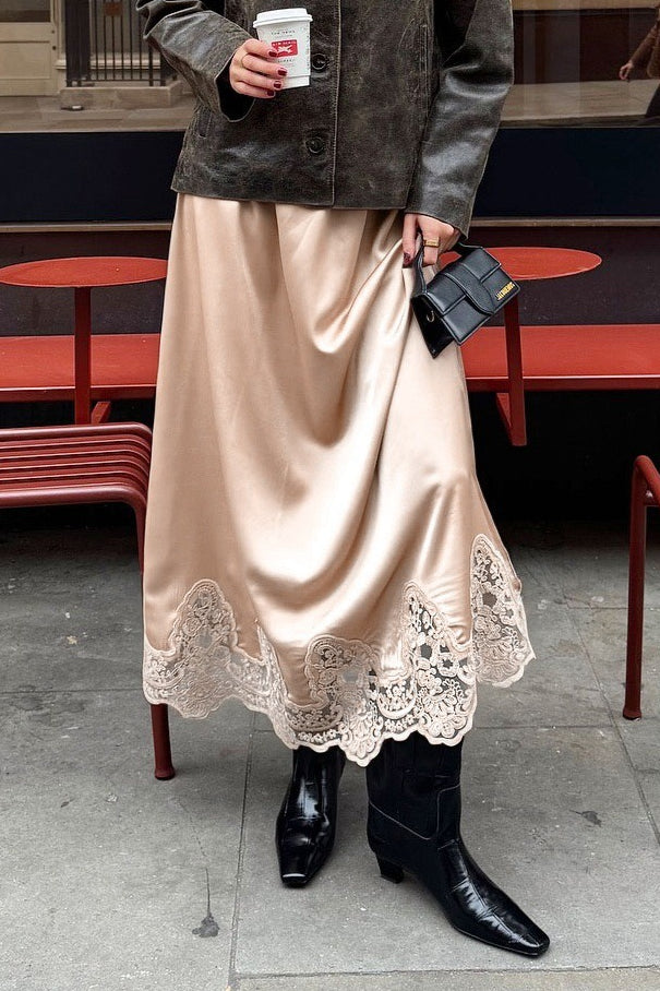 Saia Evasê Elegante com Acabamento em Renda