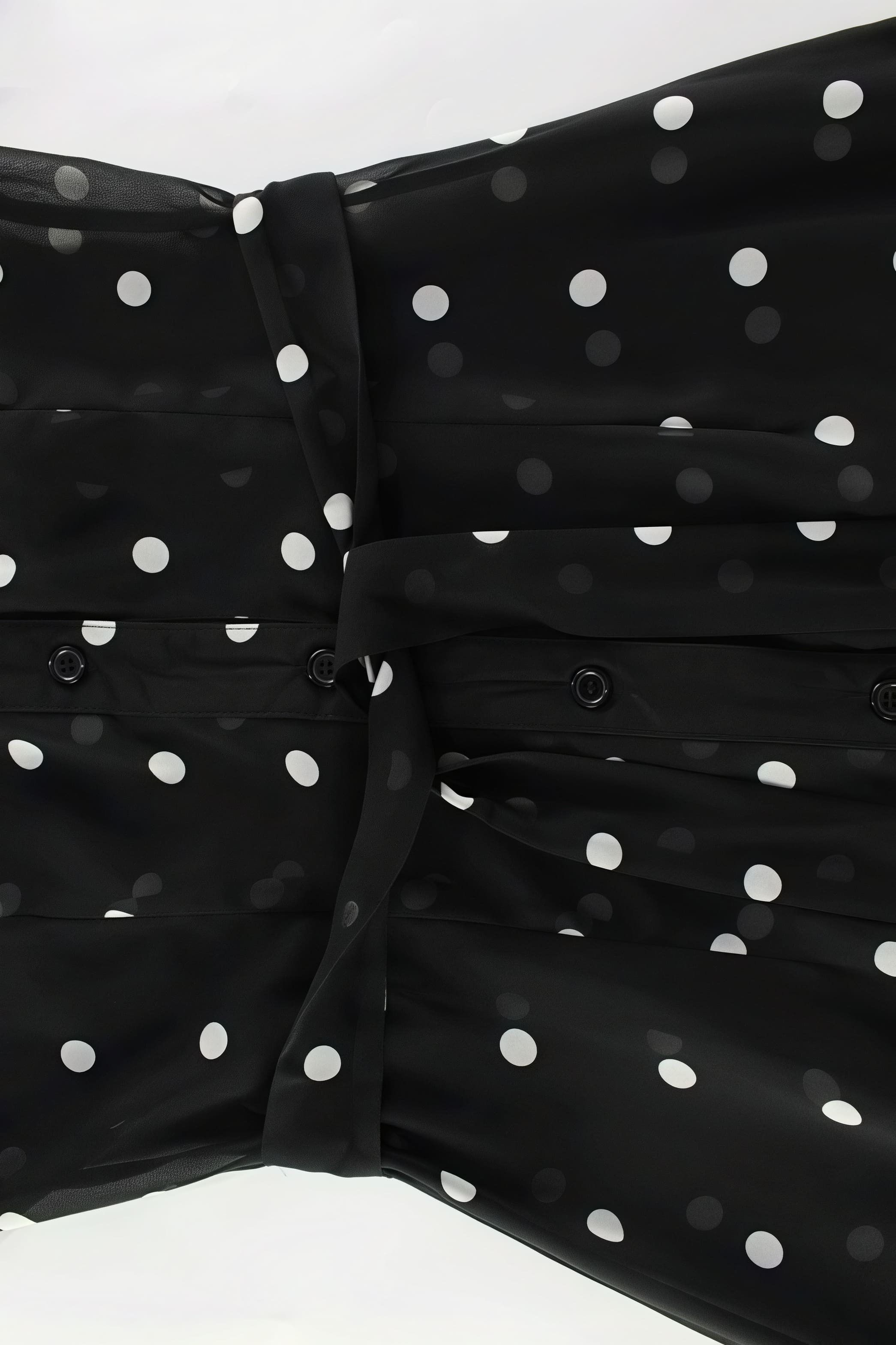 Vestido midi de lunares con escote en V, cintura ajustada, manga larga y abertura alta