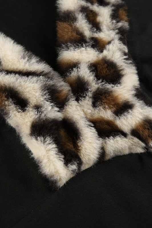 Blusa ajustada de forro polar con escote en V y estampado de leopardo