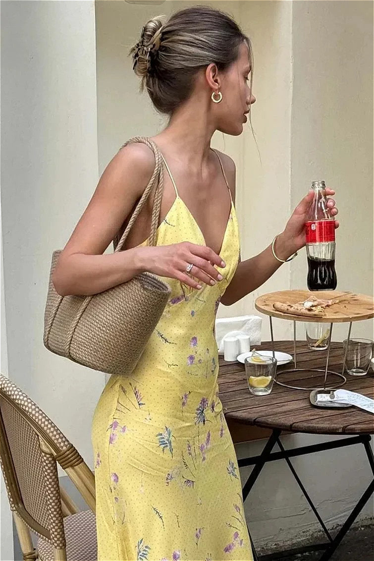 Lässiges gelbes Kleid mit Blumenmuster und Spaghettiträgern