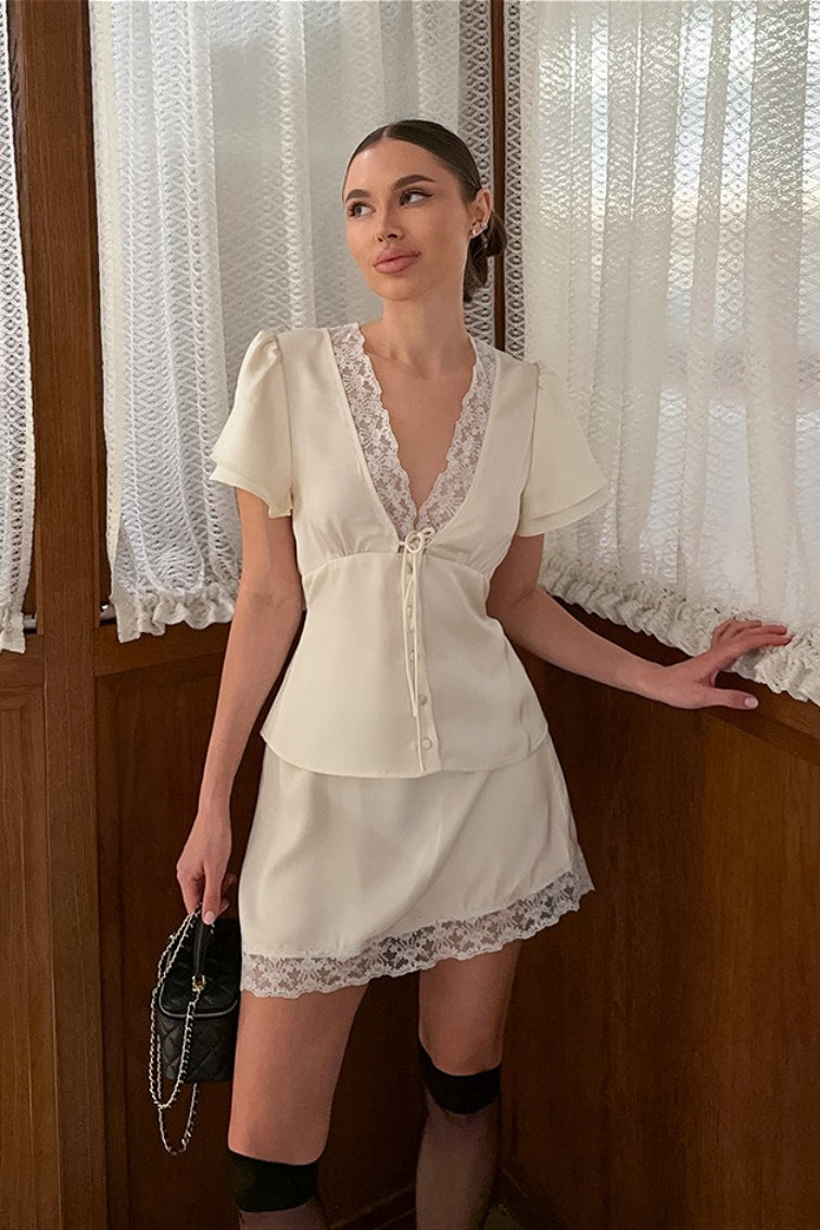 Ensemble jupe à nouer à la taille en dentelle satinée effet soie avec décolleté en V