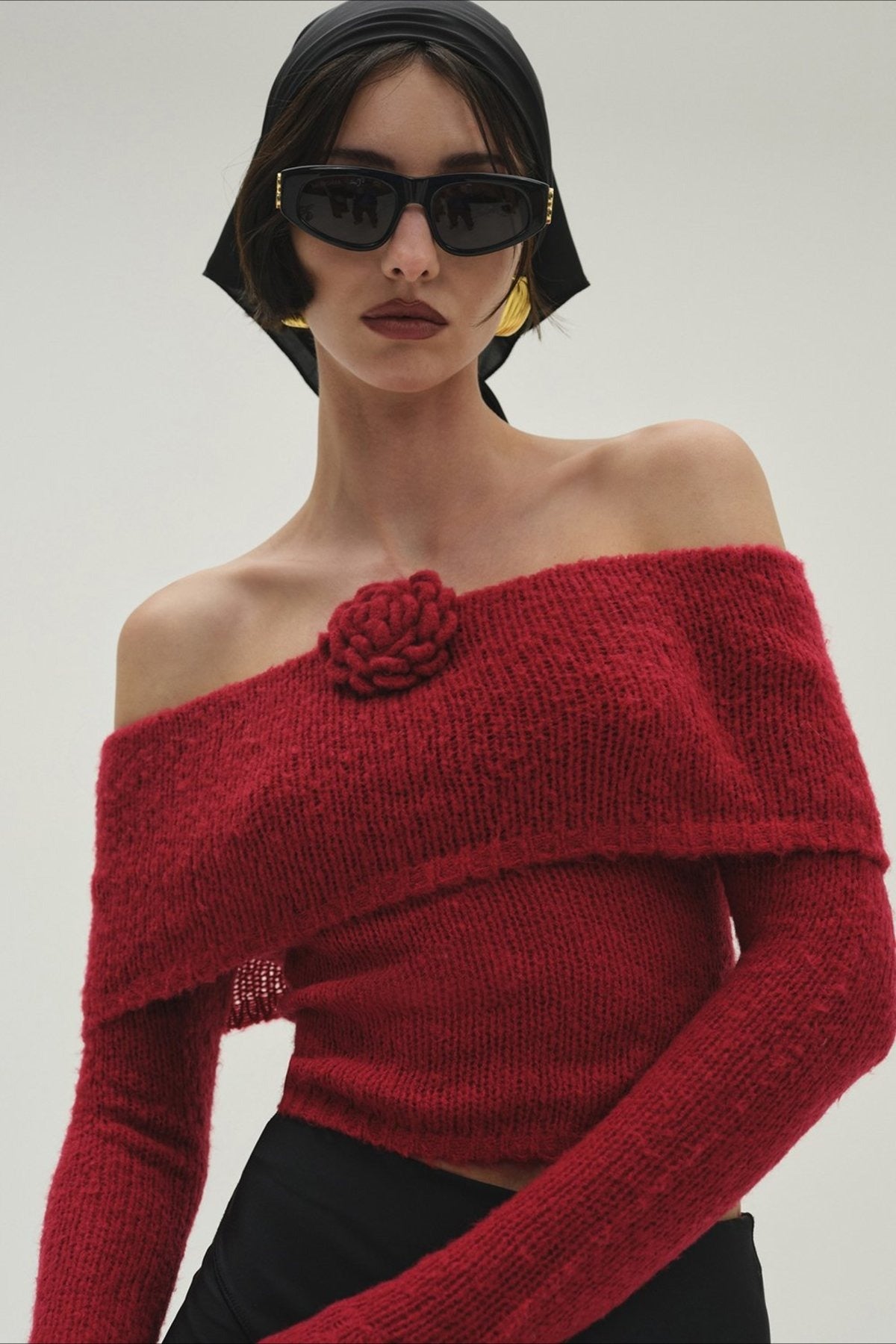 Maglietta a maniche lunghe aderente lavorata a maglia con spalle scoperte e motivo floreale tridimensionale