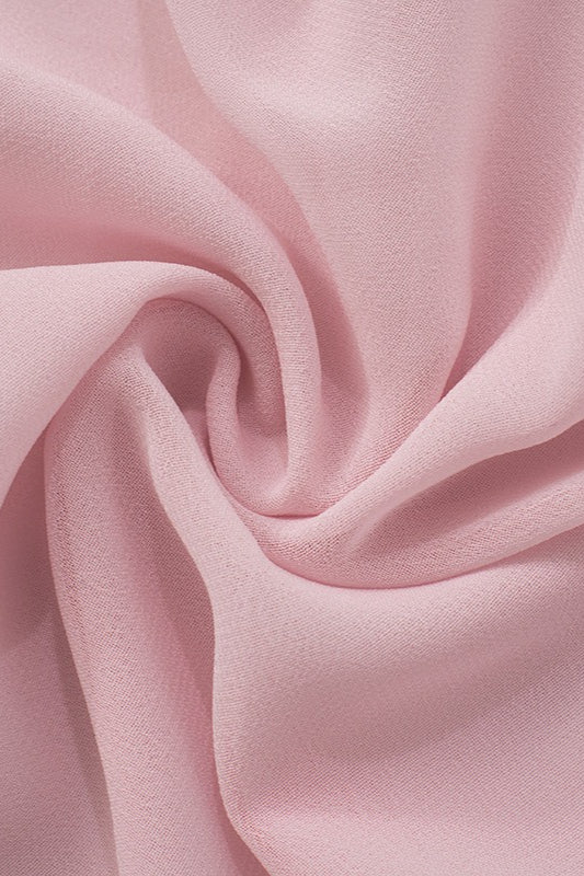 Průsvitné mini šaty s odhalenými zády a volným límcem