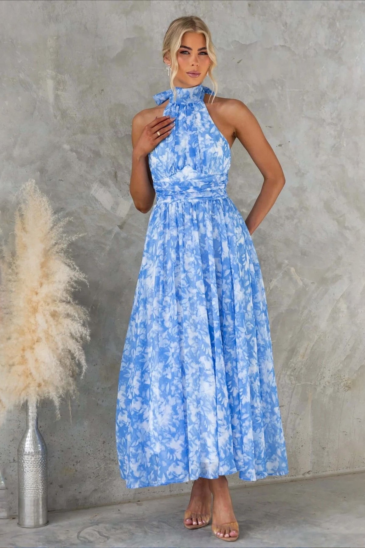 Ärmelloses Midikleid mit Blumenmuster, Neckholder und rückenfreiem Schnitt
