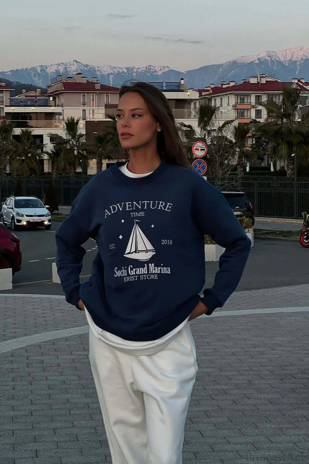 Felpa oversize a maniche lunghe con girocollo e stampa elegante