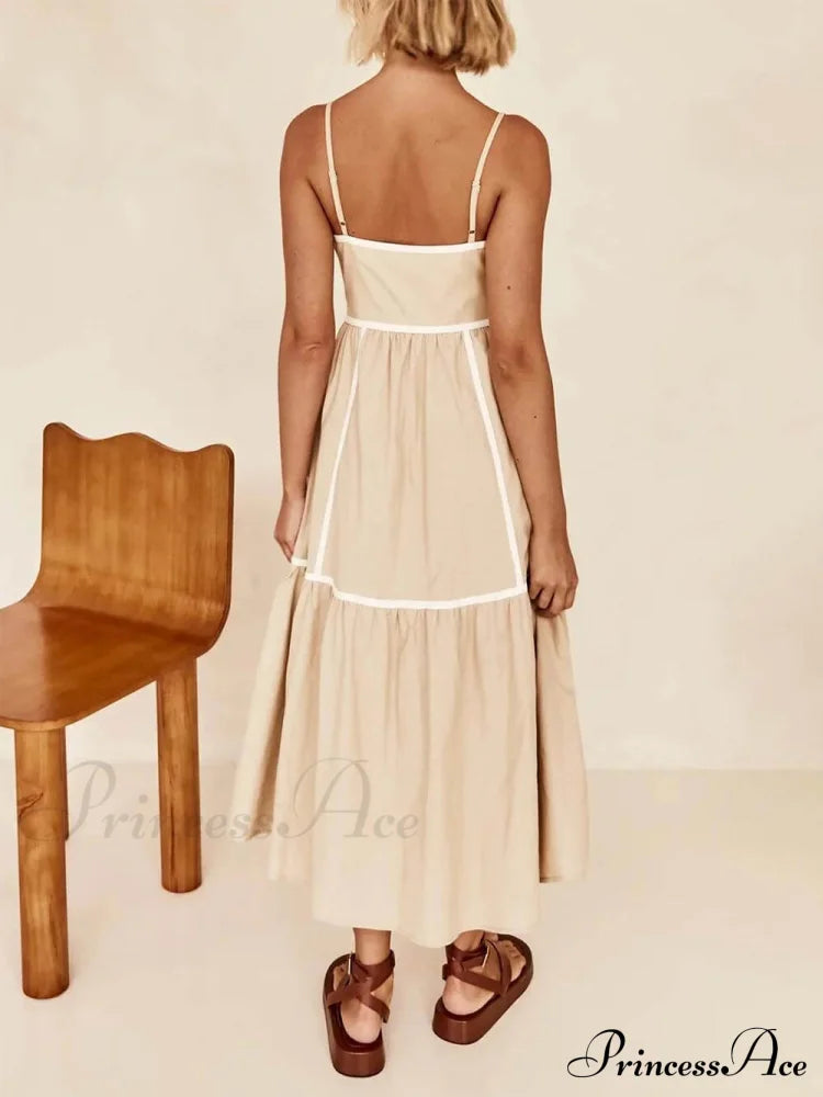 Kleid in mittlerer Länge mit kontrastfarbigen Besätzen und verstellbaren, reizvollen Trägern