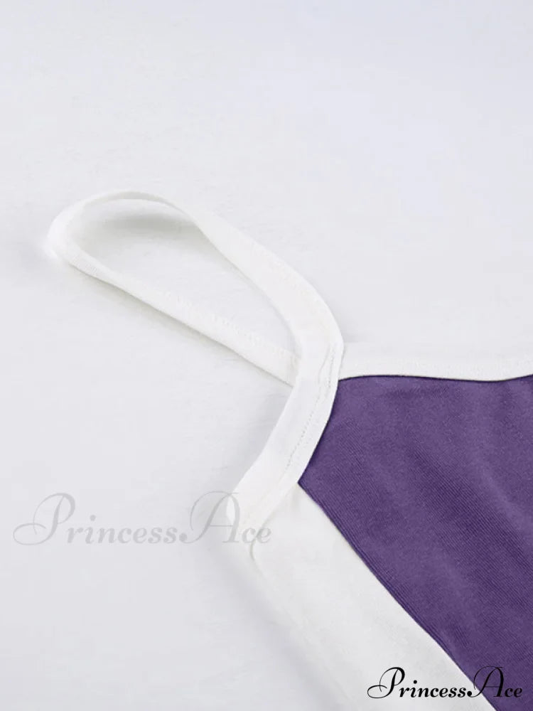 Top corto alla moda a coste con bordi a contrasto