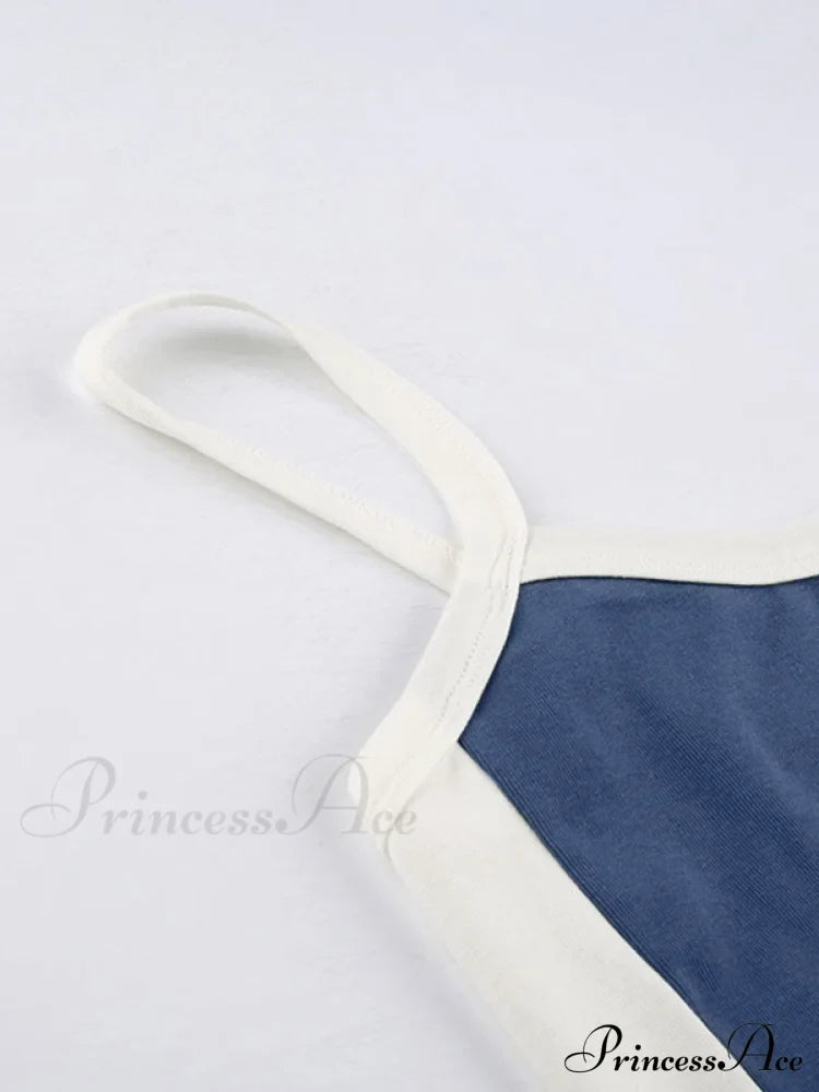 Top corto alla moda a coste con bordi a contrasto