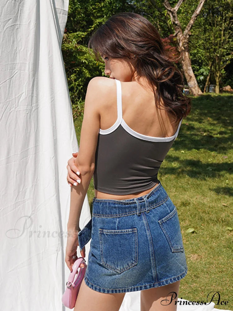 Top corto alla moda a coste con bordi a contrasto