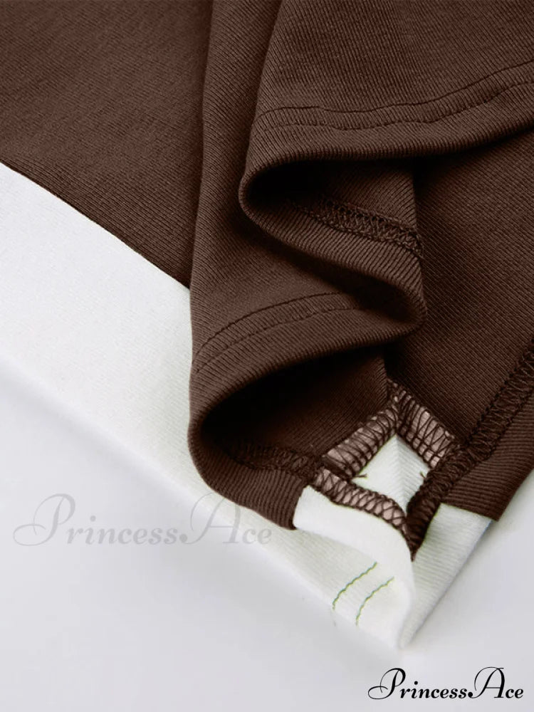 Top corto alla moda a coste con bordi a contrasto