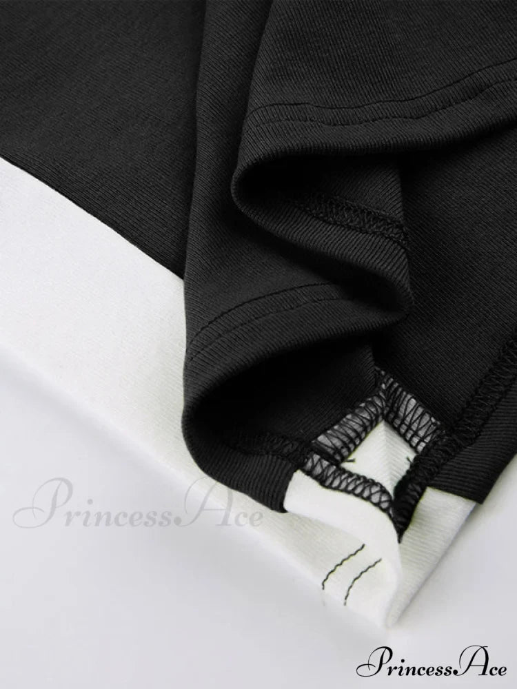 Top corto alla moda a coste con bordi a contrasto