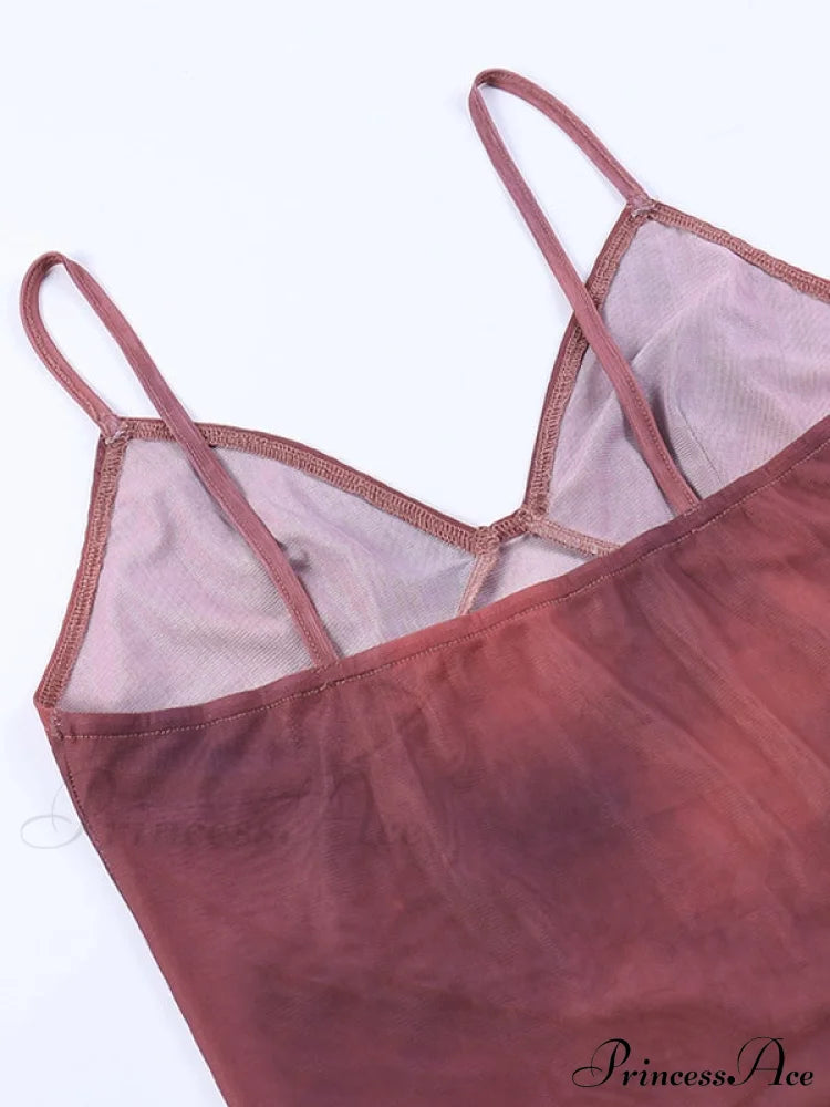 Top corto a rete alla moda con incrocio e collo all'americana