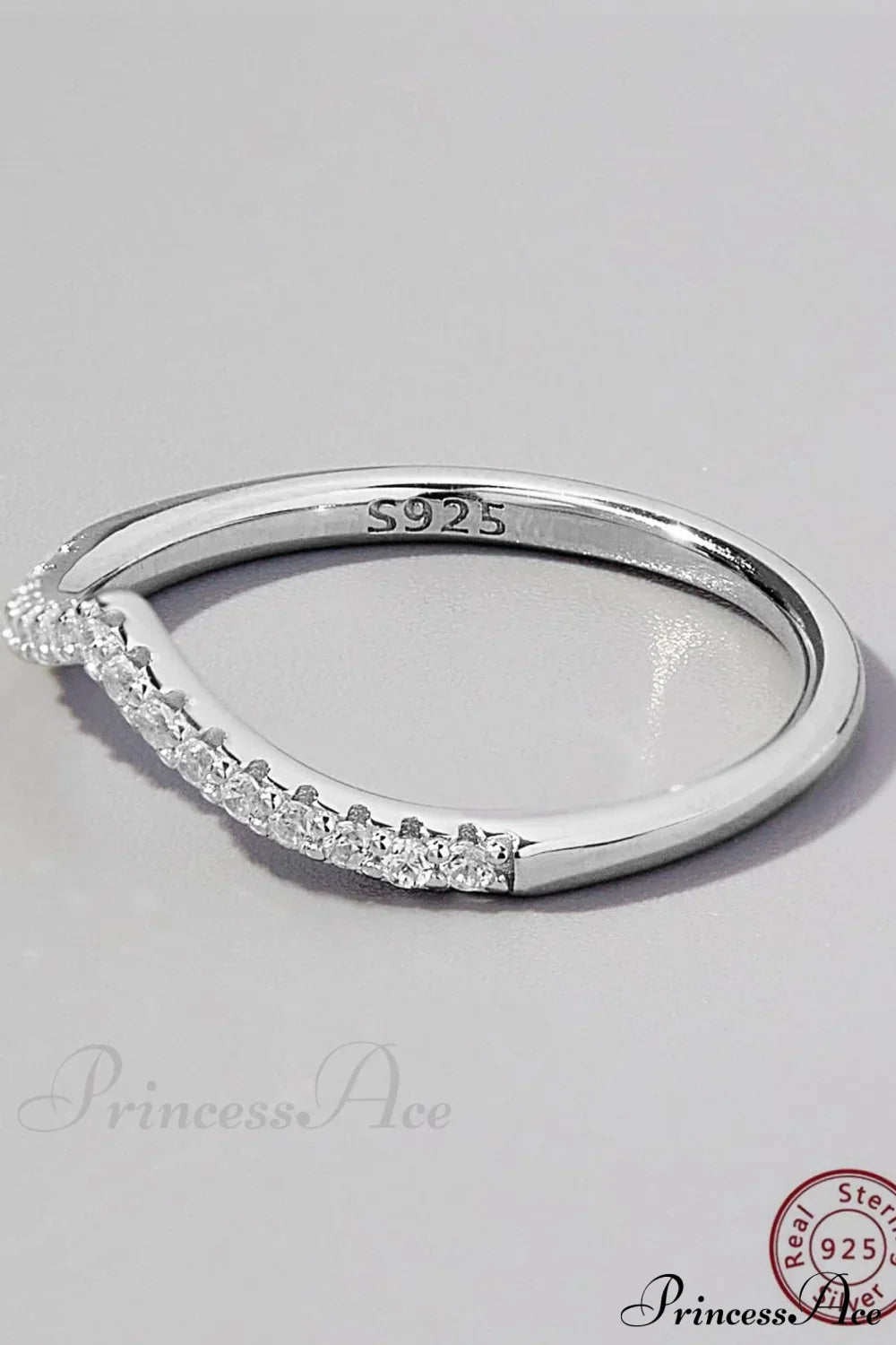 Anillo de plata decorado con circonia cúbica