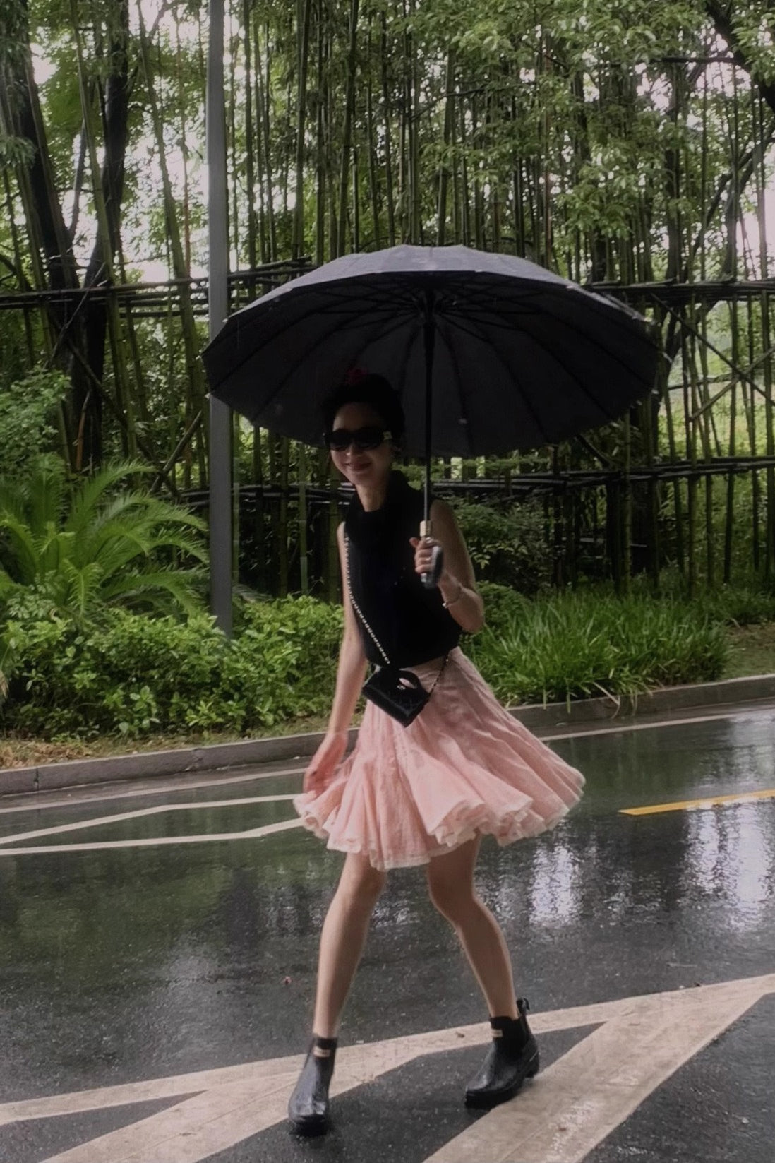 Fließender rauchig rosa voluminöser Prinzessinnen-Minirock