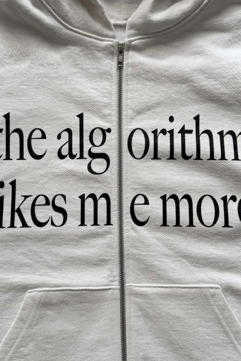 Moletom Chic com Blocos de Cor e Estampa Divertida de Letras