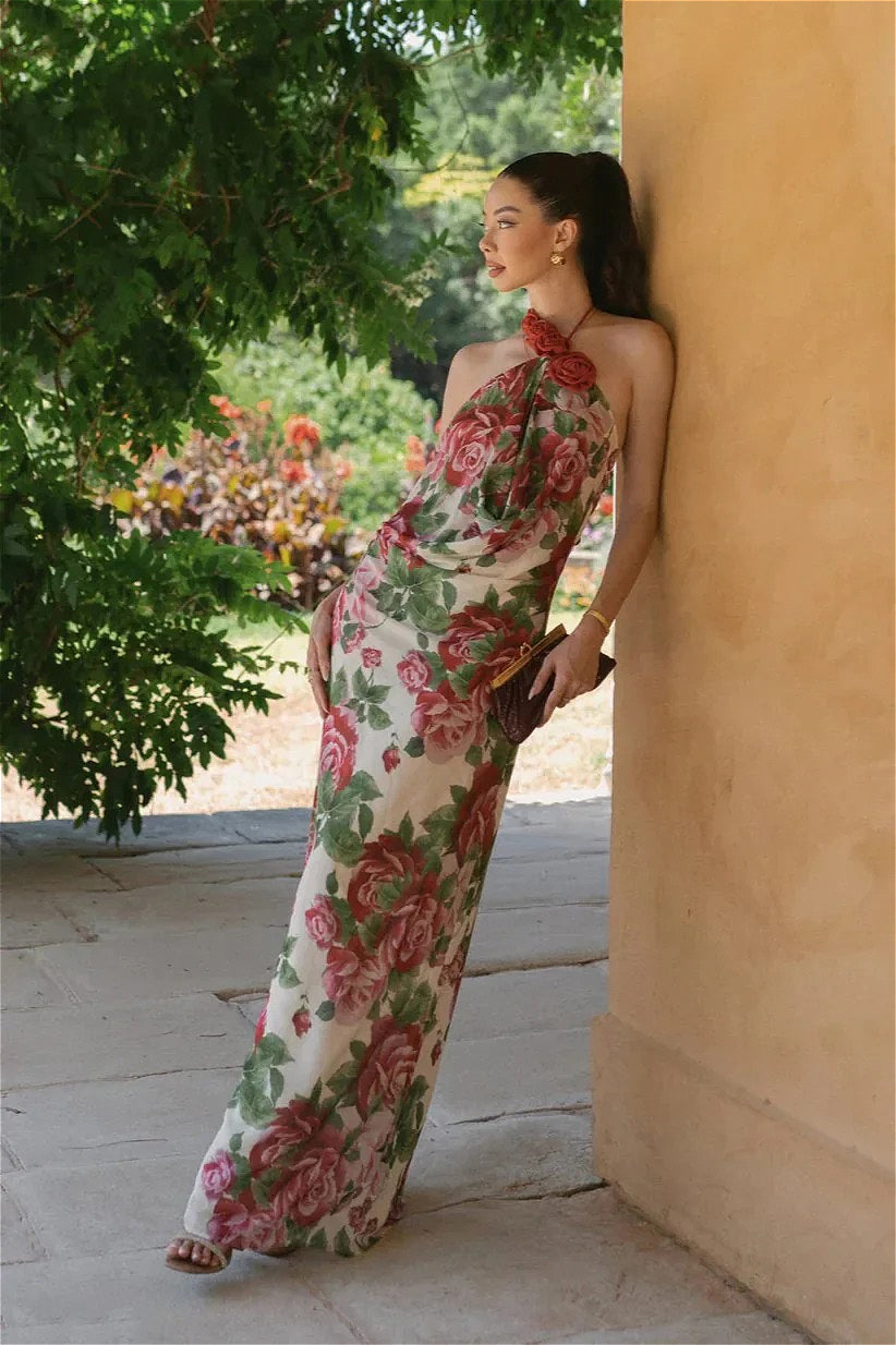 Abito floreale rosa con spalle scoperte e collo halter