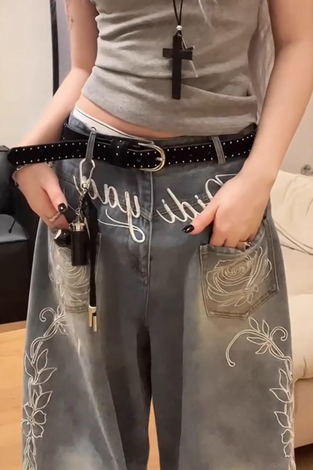 Jeans Y2K de Perna Larga com Bordado Floral e Letras