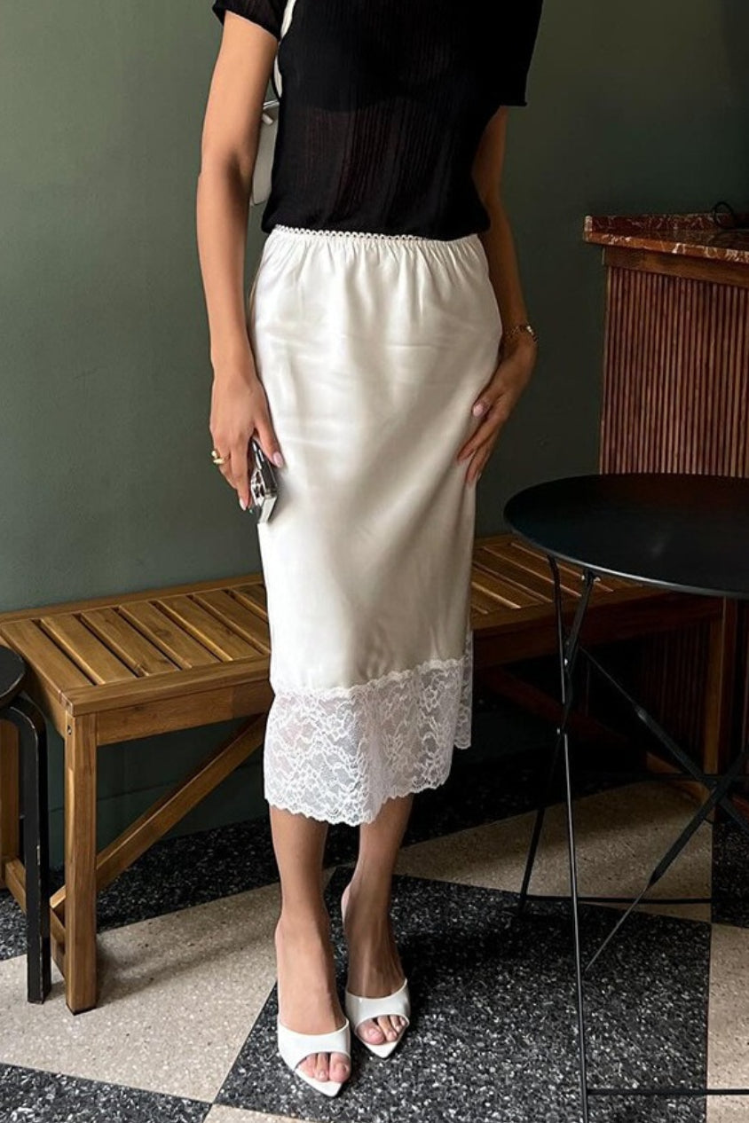 Jupe moulante en satin uni avec bordure en dentelle