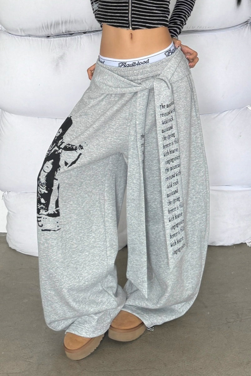 Tepláky s grafickým nápisem a zakřivenou stužkou ve městském stylu