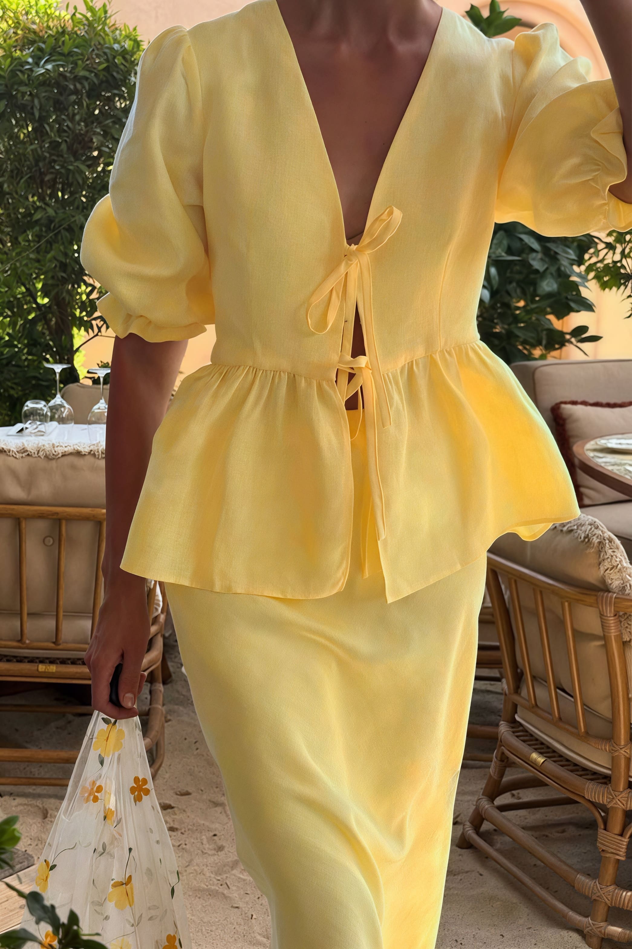 Conjunto informal sólido de blusa con cuello en V y volantes, y falda de manga corta