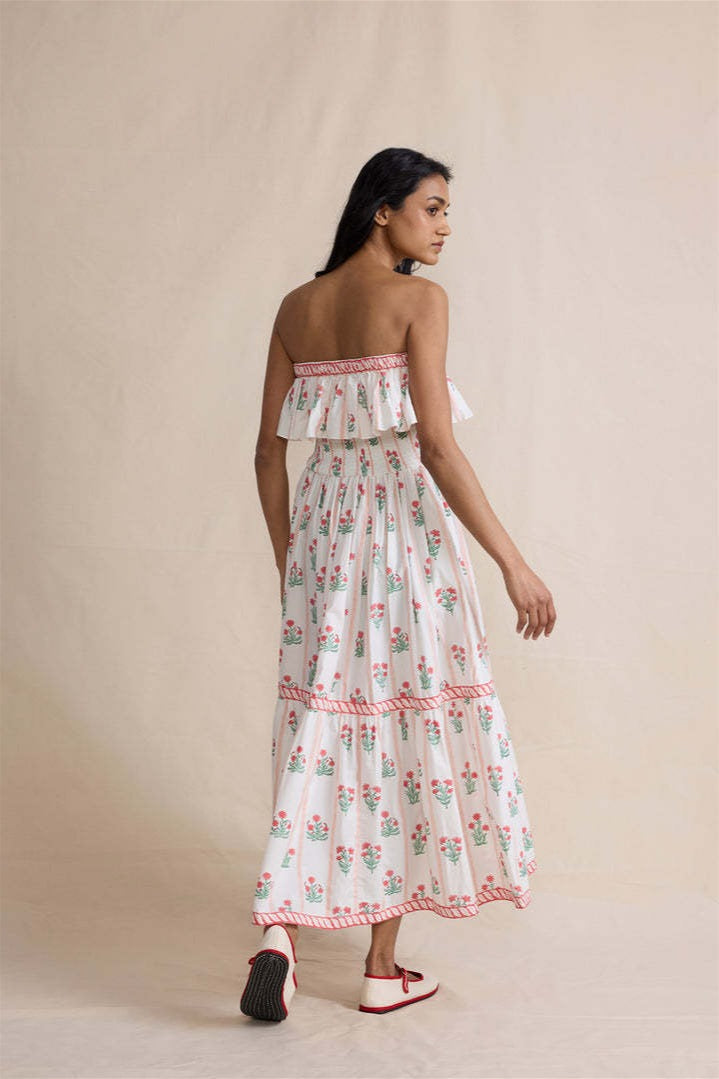 Vestido bohemio con estampado floral y volante decorativo