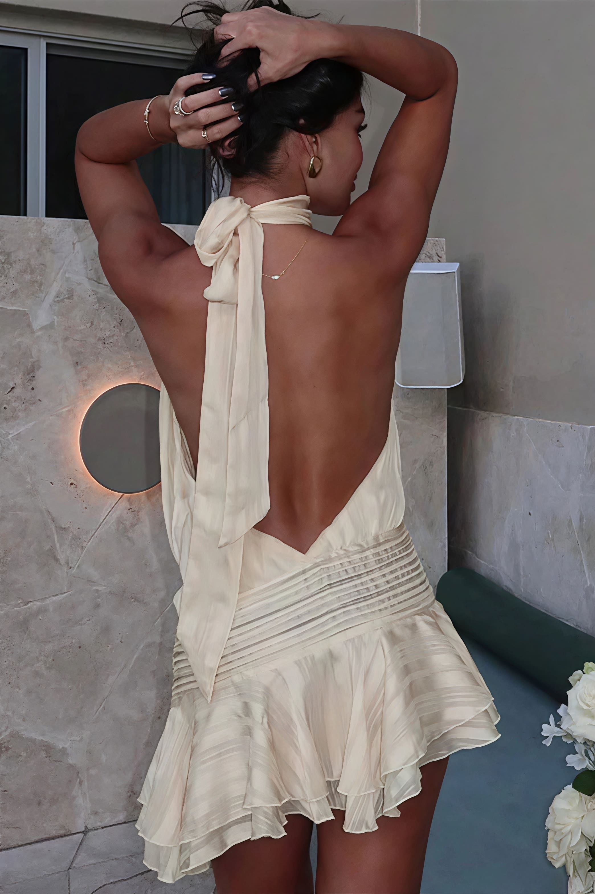 Vestido corto elegante de satén jacquard con rayas y cuello halter