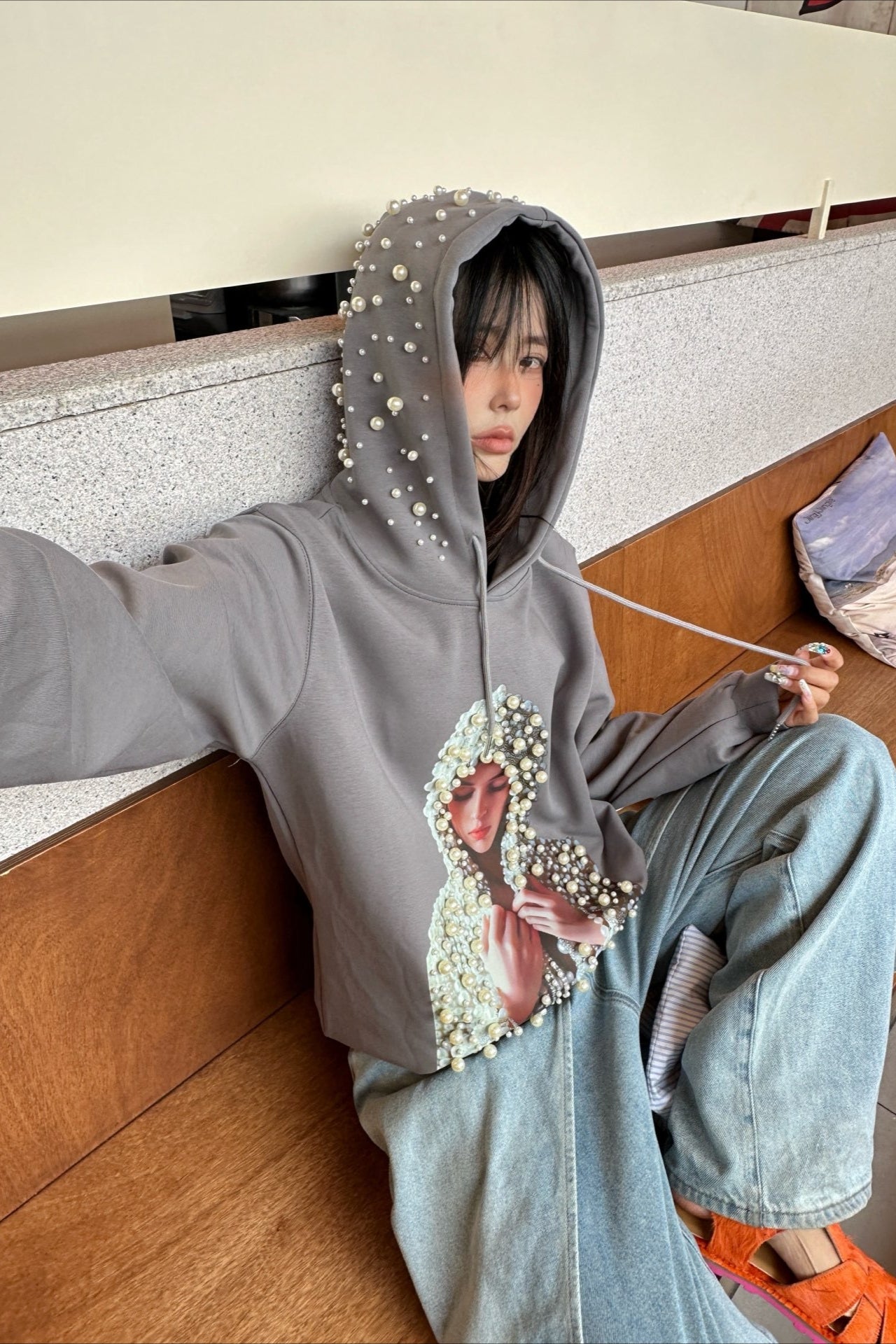 Sweat à capuche surdimensionné à imprimé graphique perlé, style urbain audacieux