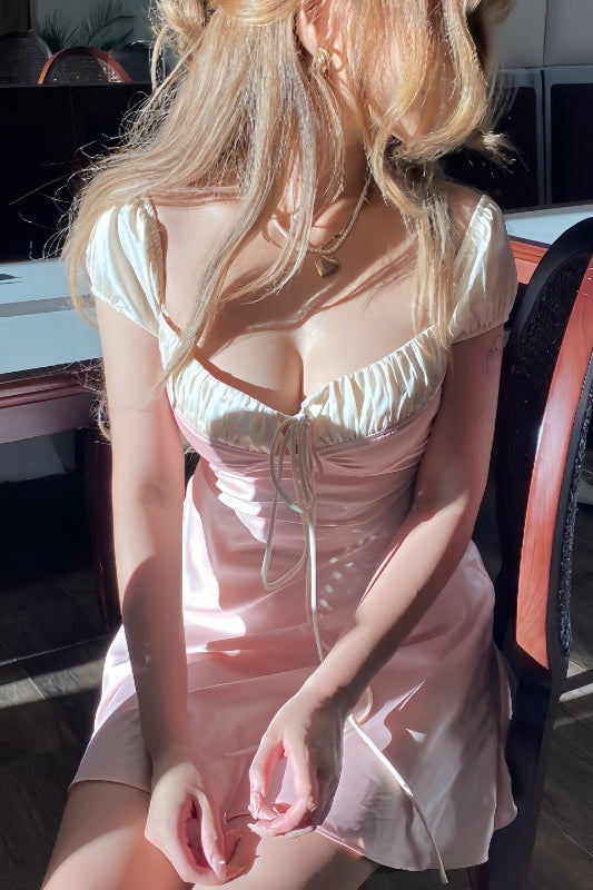 Satin trägerloses gebundenes schmales romantisches Maxikleid