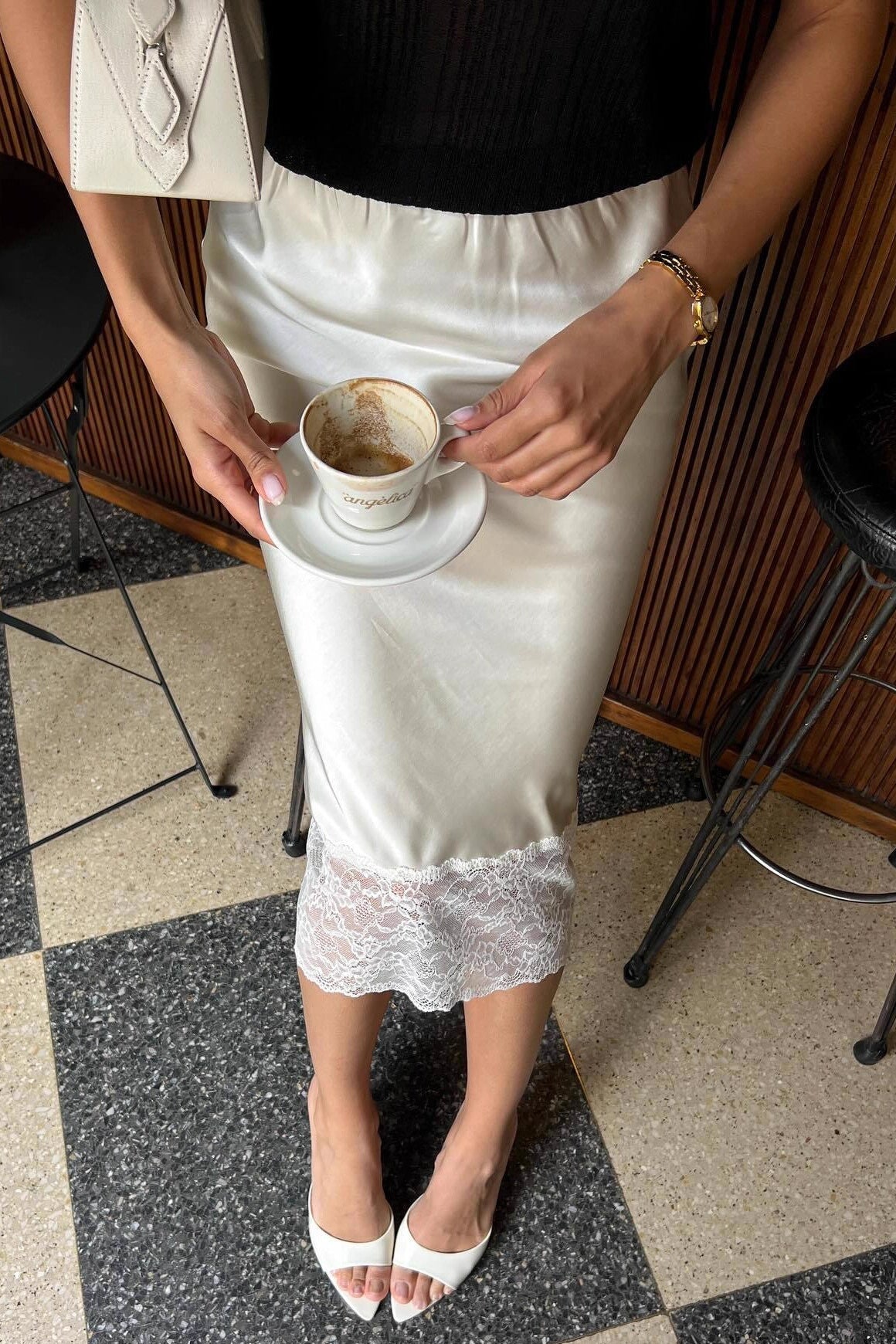 Jupe moulante en satin uni avec bordure en dentelle