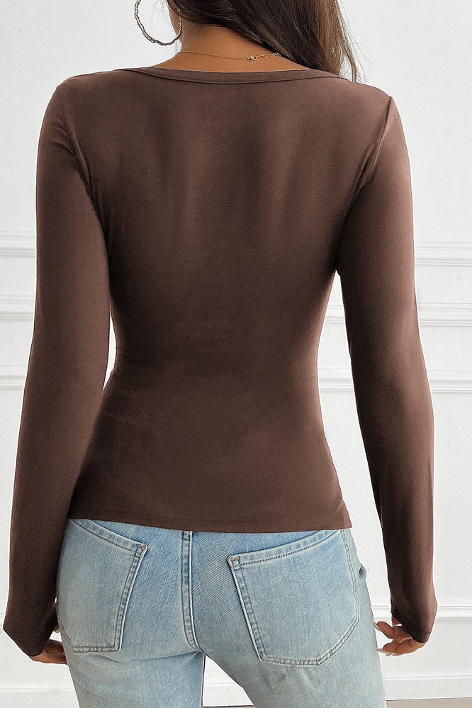 Camiseta de manga larga con escote en V y detalle de botones y encaje