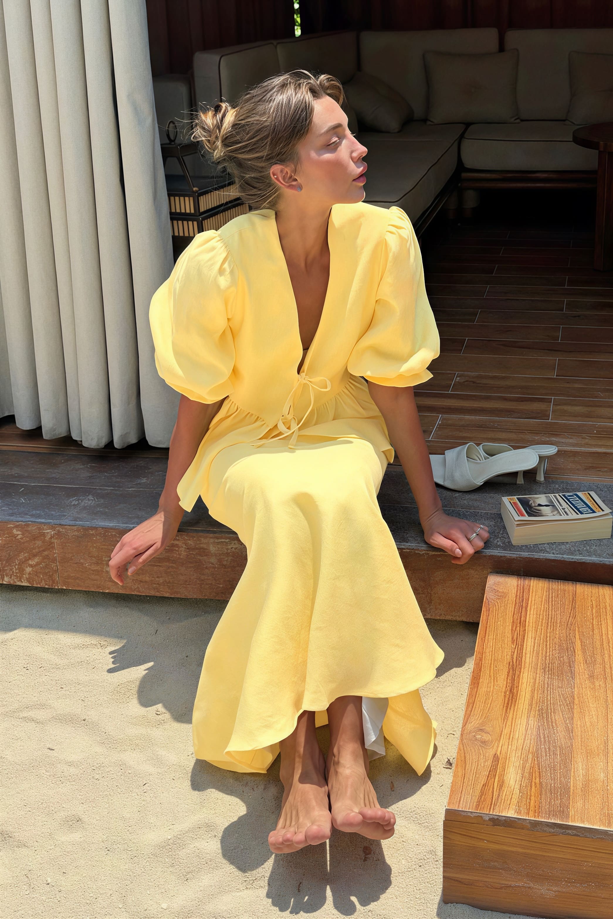 Conjunto informal sólido de blusa con cuello en V y volantes, y falda de manga corta