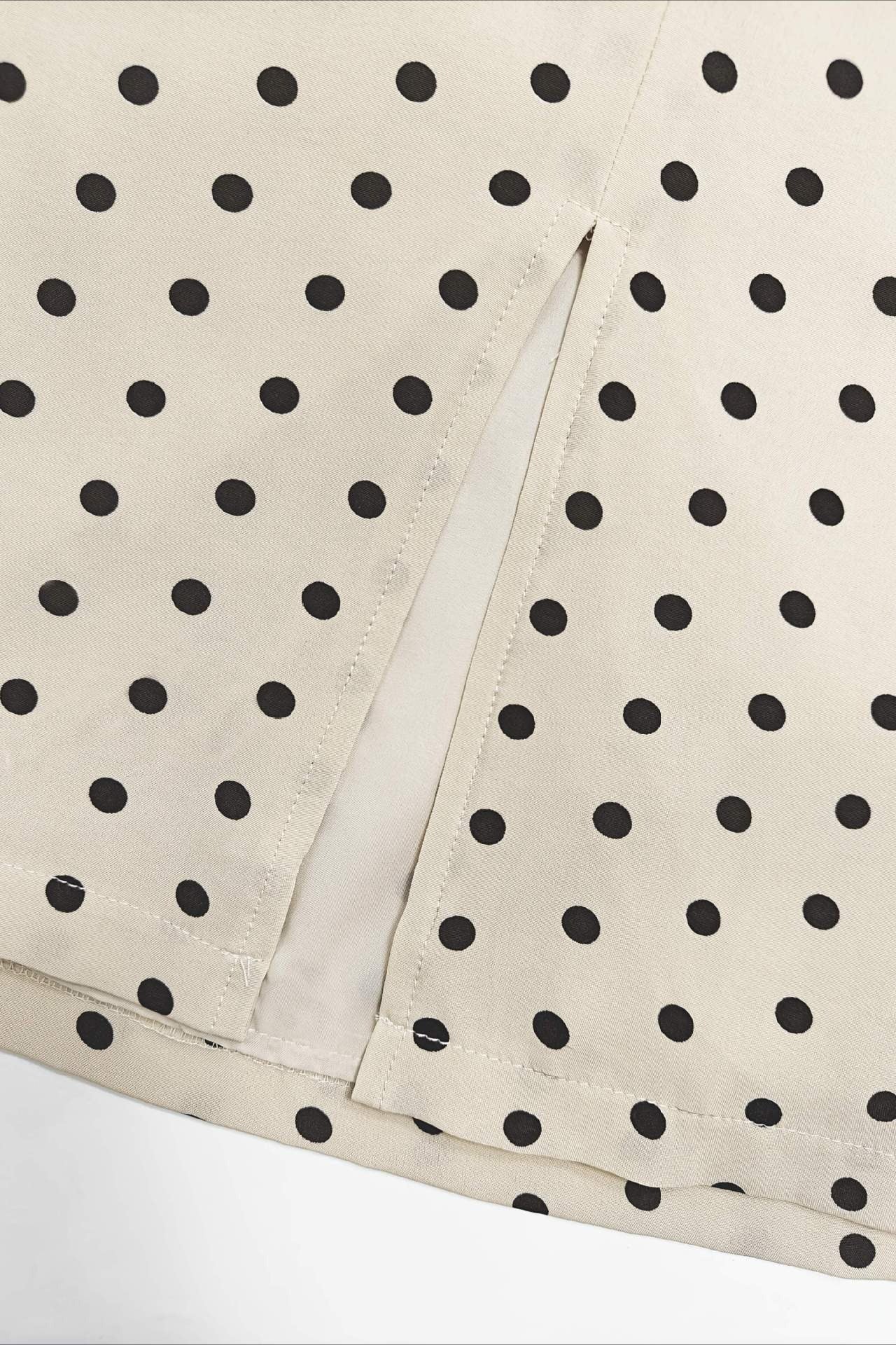 Sukně s puntíky, úzký střih