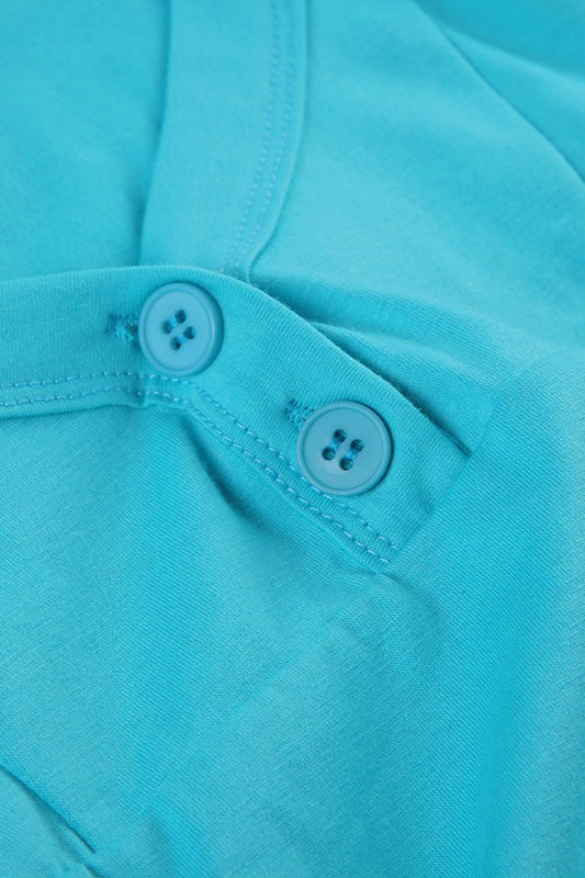 Blusa ajustada con cuello en U y mangas abullonadas con botones